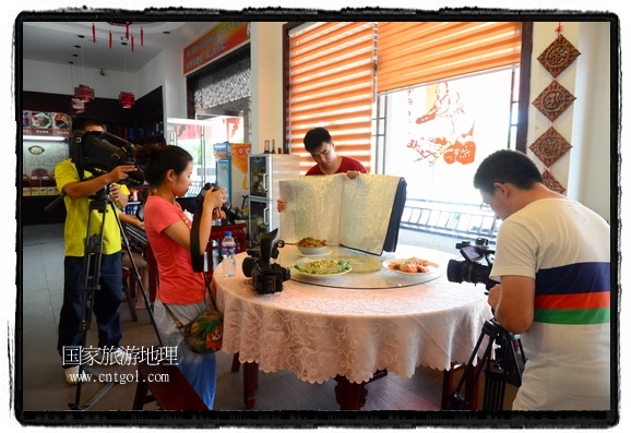 此次攝制組通過(guò)拍攝婺源代表名菜糊豆腐、粉蒸肉、荷包紅魚(yú)、賽鵝頸及地方小吃清明果、灰汁果、糯米子糕等來(lái)詮釋婺源美食經(jīng)典，展示婺源食文化，打造獨(dú)屬婺源的美食符號(hào)。