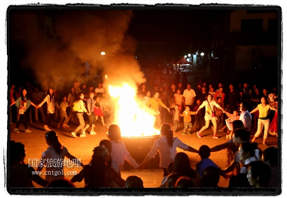 甘肅平?jīng)鍪嗅轻脊沛?zhèn)舉辦了篝火晚會，1000余名市民參與其中，大家載歌載舞，在歡快熱鬧的氣氛中為每一位父親送祝福。父親節(jié)（Father's Day），顧名思義是感恩父親的節(jié)日。約始于二十世紀(jì)初，起源于美國，現(xiàn)已廣泛流傳于世界各地，節(jié)日日期因地域而存在差異。