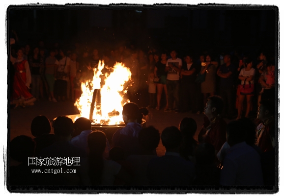 甘肅平?jīng)鍪嗅轻脊沛?zhèn)舉辦了篝火晚會，1000余名市民參與其中，大家載歌載舞，在歡快熱鬧的氣氛中為每一位父親送祝福。父親節(jié)（Father's Day），顧名思義是感恩父親的節(jié)日。約始于二十世紀(jì)初，起源于美國，現(xiàn)已廣泛流傳于世界各地，節(jié)日日期因地域而存在差異。