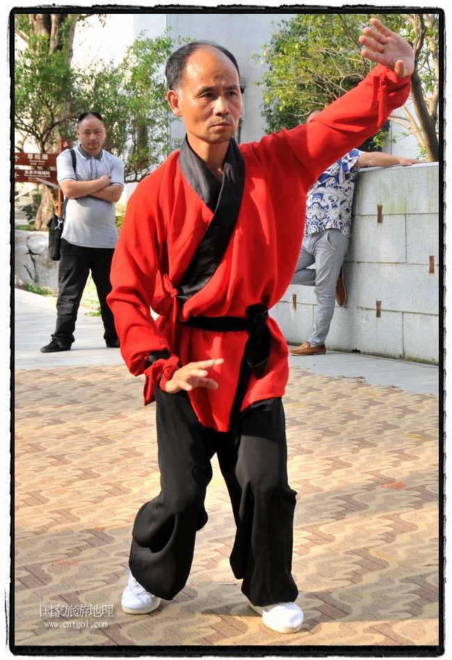 6月20日，小朋友們和中國武術(shù)愛好者們在江西省婺源縣熹園景區(qū)表演中國傳統(tǒng)的中國武術(shù)功夫，吸引許多游人前來駐足觀看。當日是中國傳統(tǒng)的端午節(jié)，江西省婺源縣的中國武術(shù)愛好者們通過表演中國武術(shù)功夫，打太極，表演了少林棍、硬氣功、自選拳等少林寺功夫，讓孩子們從小學(xué)習(xí)中國武術(shù)，傳承中國武德，感受先人過端午的氛圍。