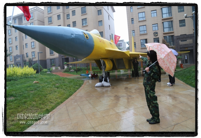 小區(qū)突然出現(xiàn)“飛機坦克”，其中殲15艦載戰(zhàn)斗機一架、99式主戰(zhàn)坦克一輛、武直-10武裝直升機一架，吸引了眾多市民雨中圍觀、合影。