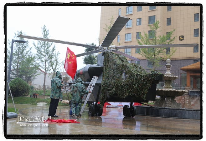 小區(qū)突然出現(xiàn)“飛機坦克”，其中殲15艦載戰(zhàn)斗機一架、99式主戰(zhàn)坦克一輛、武直-10武裝直升機一架，吸引了眾多市民雨中圍觀、合影。
