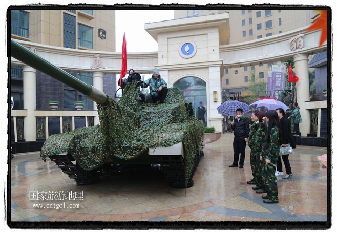 小區(qū)突然出現(xiàn)“飛機坦克”，其中殲15艦載戰(zhàn)斗機一架、99式主戰(zhàn)坦克一輛、武直-10武裝直升機一架，吸引了眾多市民雨中圍觀、合影。