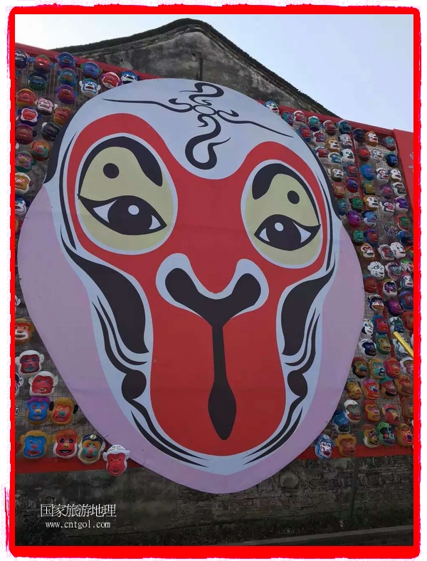 中國(guó)規(guī)模最大的猴面具彩繪在南潯古鎮(zhèn)展示。猴子真是今年最紅的動(dòng)物。 