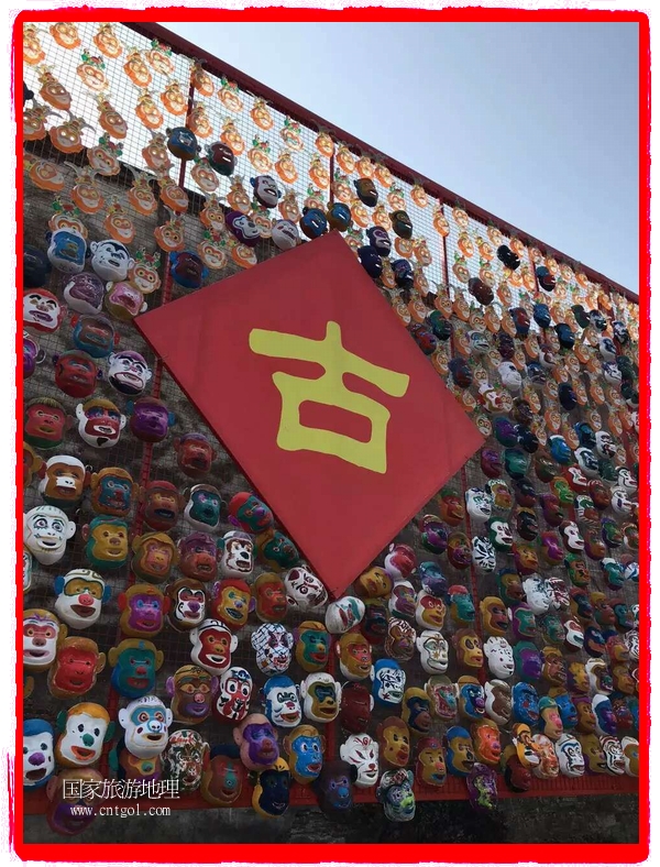 中國(guó)規(guī)模最大的猴面具彩繪在南潯古鎮(zhèn)展示。猴子真是今年最紅的動(dòng)物。 