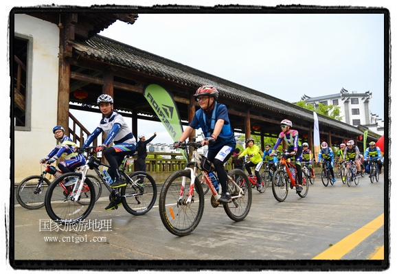 來自江西、安徽、浙江、福建等省市近千名選手參加了比賽，婺源賽道沿途的秀美風光和徽派古村落，給參賽選手留下美好的印象。