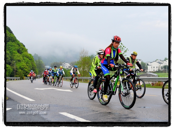 來自江西、安徽、浙江、福建等省市近千名選手參加了比賽，婺源賽道沿途的秀美風光和徽派古村落，給參賽選手留下美好的印象。